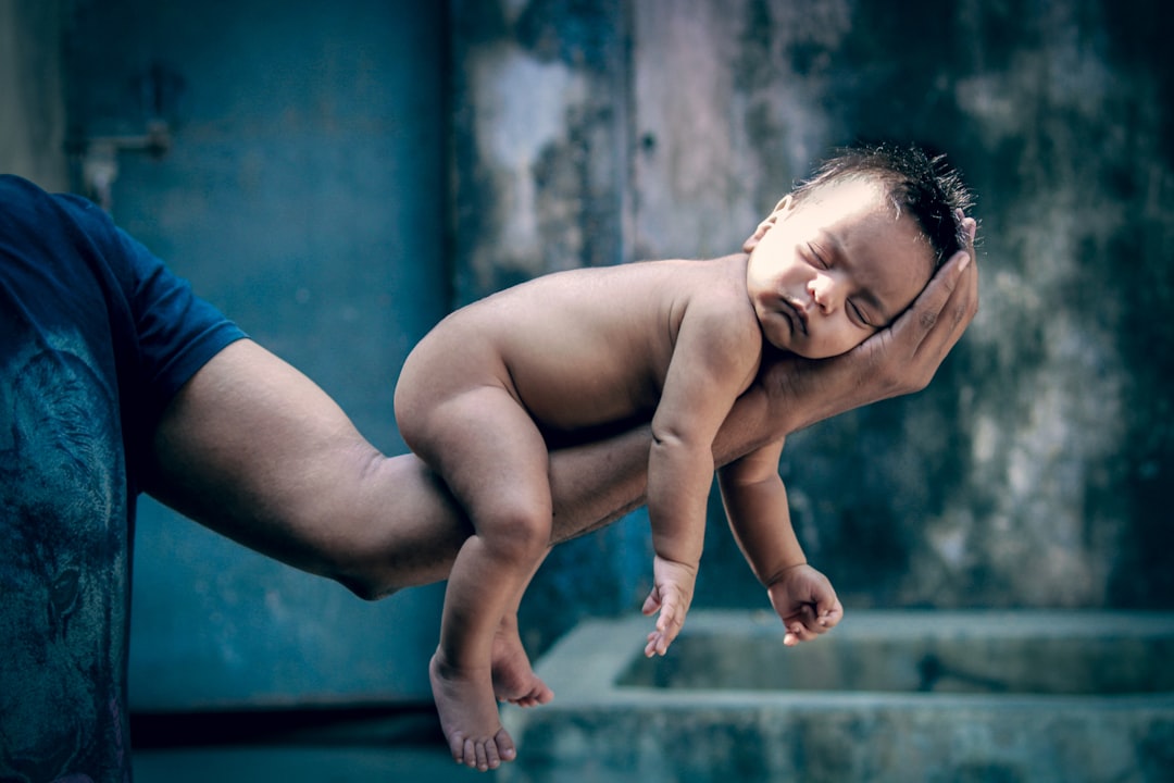 De mijlpaal van kruipen: wanneer begint je baby te bewegen?
