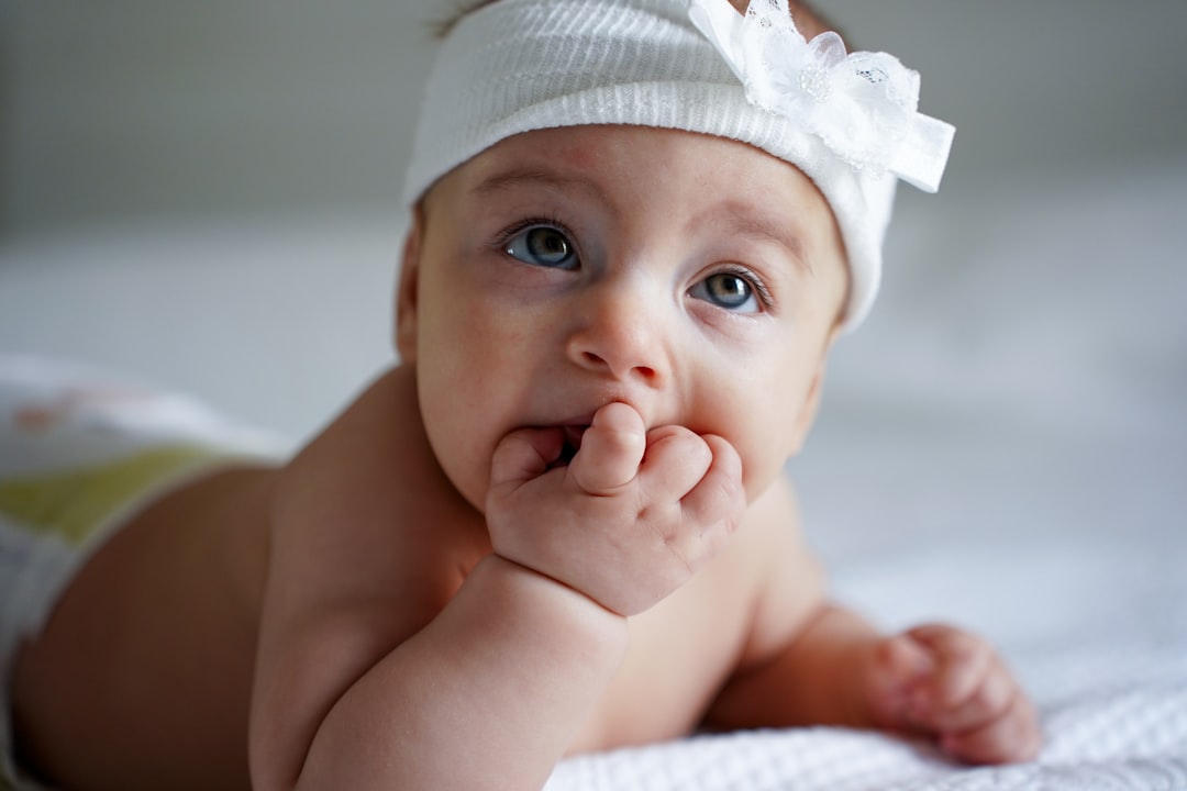 Binnen een half jaar geen water: waarom timing bij baby’s drinken belangrijk is